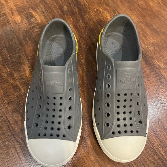 Native Jefferson gray with lightning bolt detail Water Shoes Slip-On - Picture 2 of 13